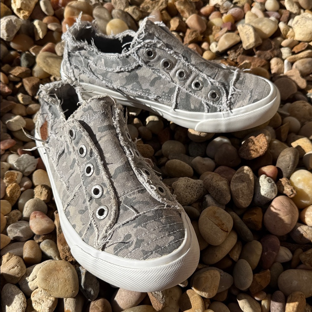 Blowfish Frayed Gray Camo Slip-On Sneakers Size 7